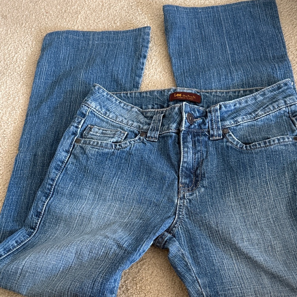 Vintage Lee Jeans. Embroidered back pockets. Size 7/8 M